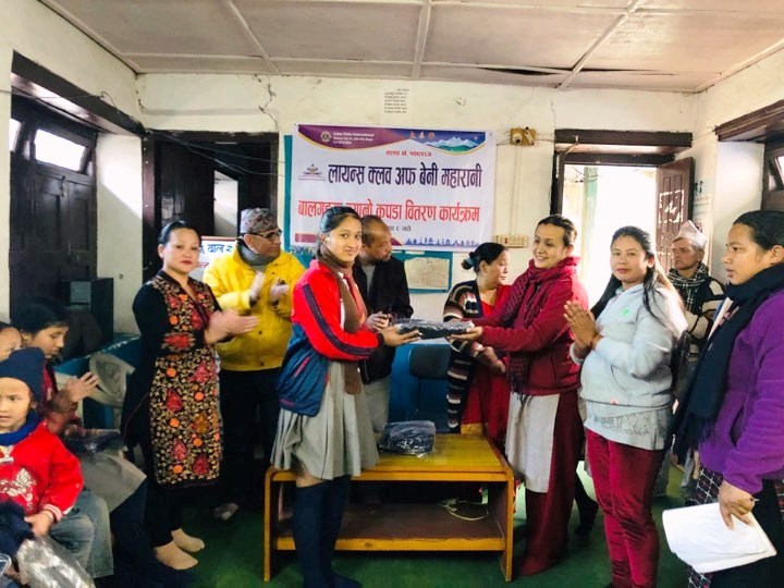 बालगृहमा बालबालिकालाई न्यानो कपडा वितरण