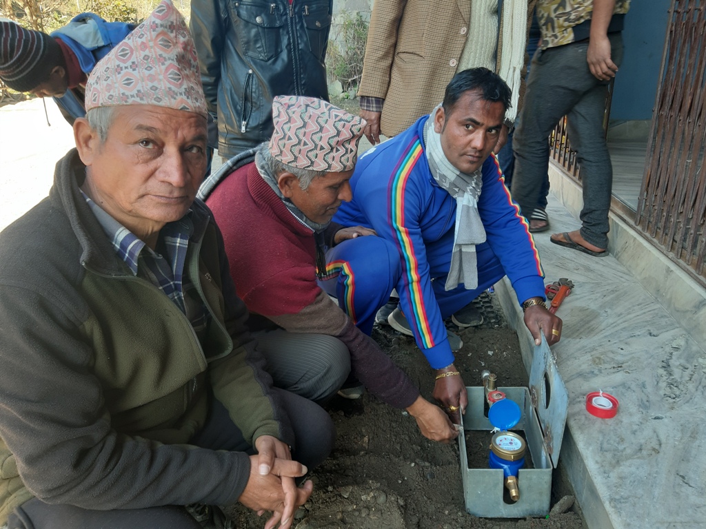 पर्वत बेनीमा खानेपानीको मिटर जडान सुरू