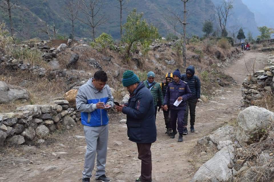अलपत्र चार पर्यटकको  हेलिकप्टर मार्फत सकुशल उद्धार