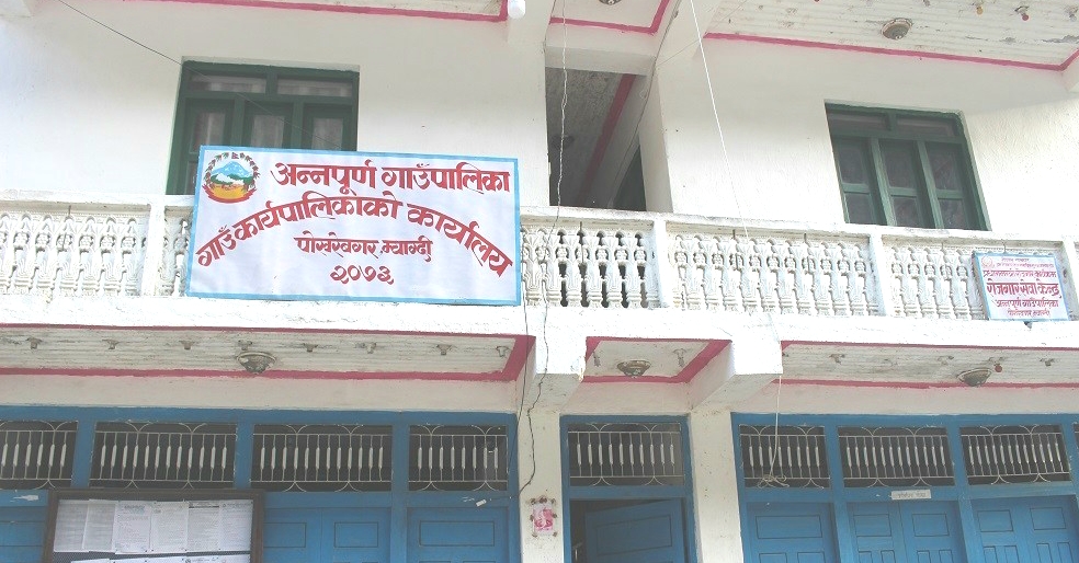 अन्नपूर्ण गाउपालिकाद्धारा परिक्षा केन्द्रमा आएका   विद्यार्थीलाई आर्थिक   सहयोग