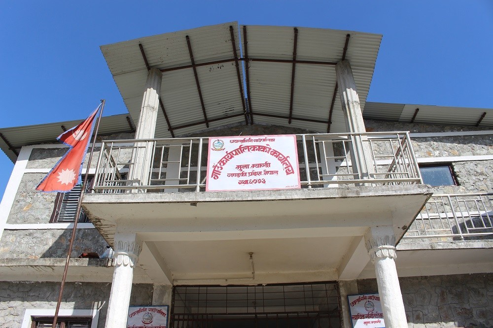 परिक्षा केन्द्रमा पुगेका विद्यार्थीलाई धवलागिरी गाउपालिकाले सहयोग गर्ने