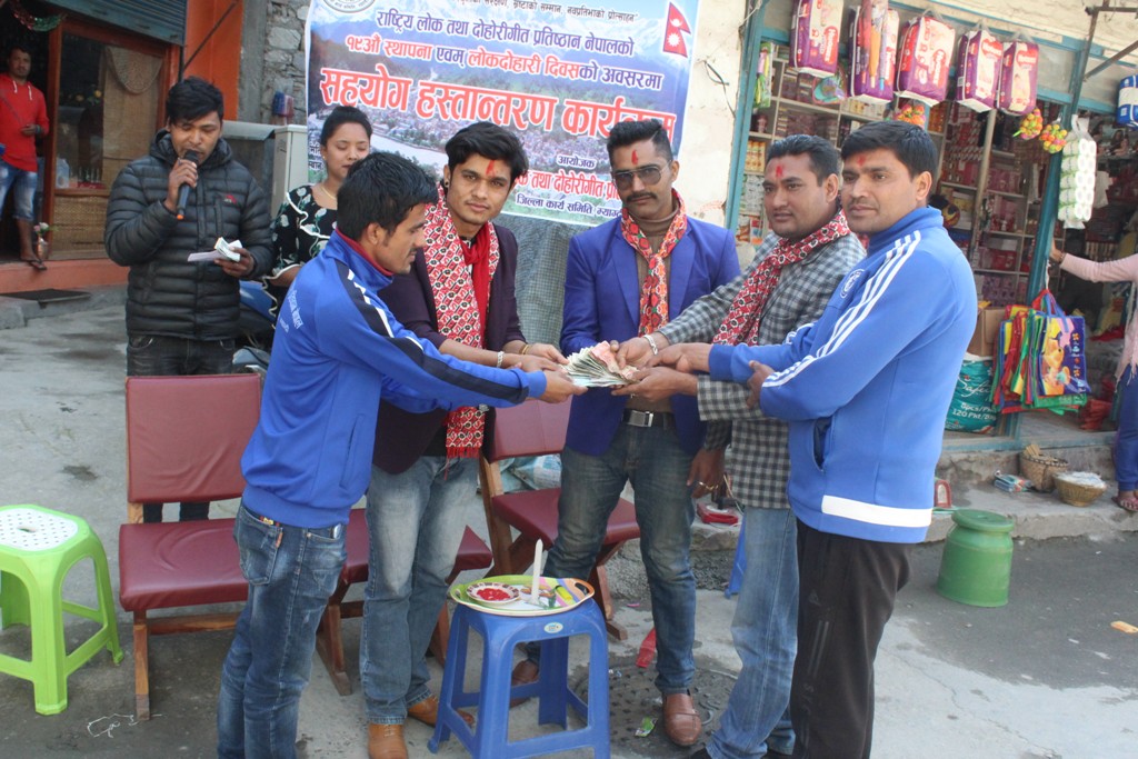 लोक दोहोरी दिवसको अवसरमा खत्रीलाई आर्थिक सहयोग