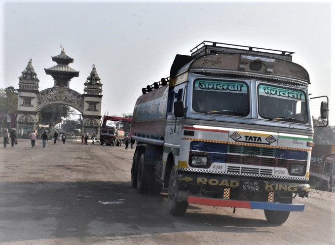सीमा नाका सुनसान, भन्सार कार्यालयमा चहलपहल घट्दै