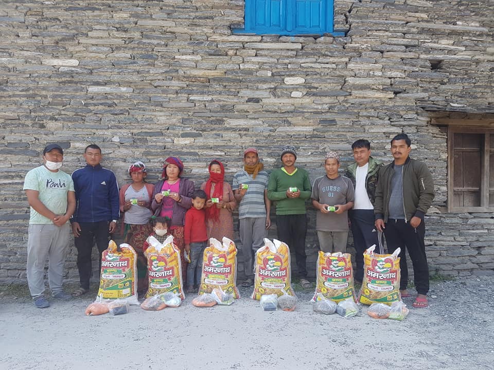 छहारी युवा क्लवद्धारा ज्याला मजदुरी गर्ने विपन्न परिवारलाई खाद्यान्न वितरण