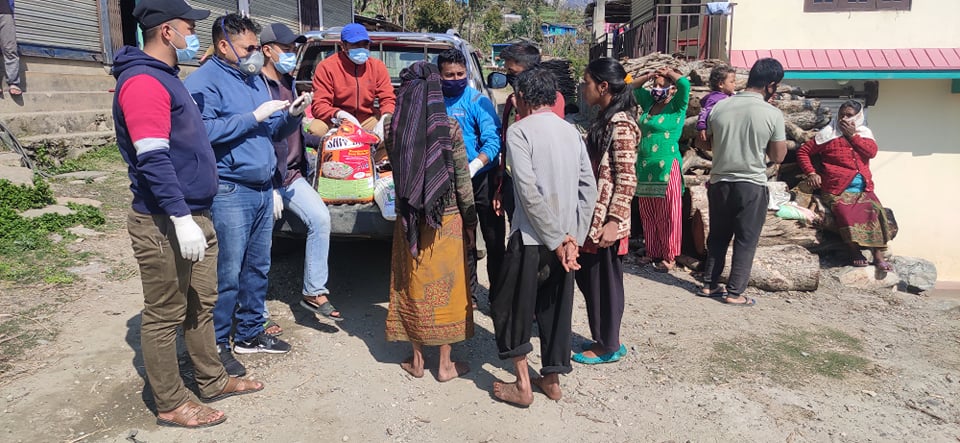 दैनिक ज्याला मजदुरी गर्ने विपन्न परिवारलाई खाद्यान्न सहयोग