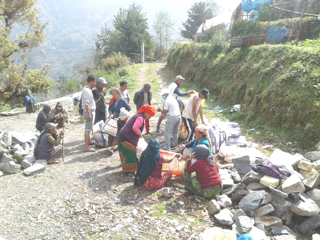 शिख्तानी समाज पोखराद्वारा शिखका विपन्न परिवारलाई राहत वितरण
