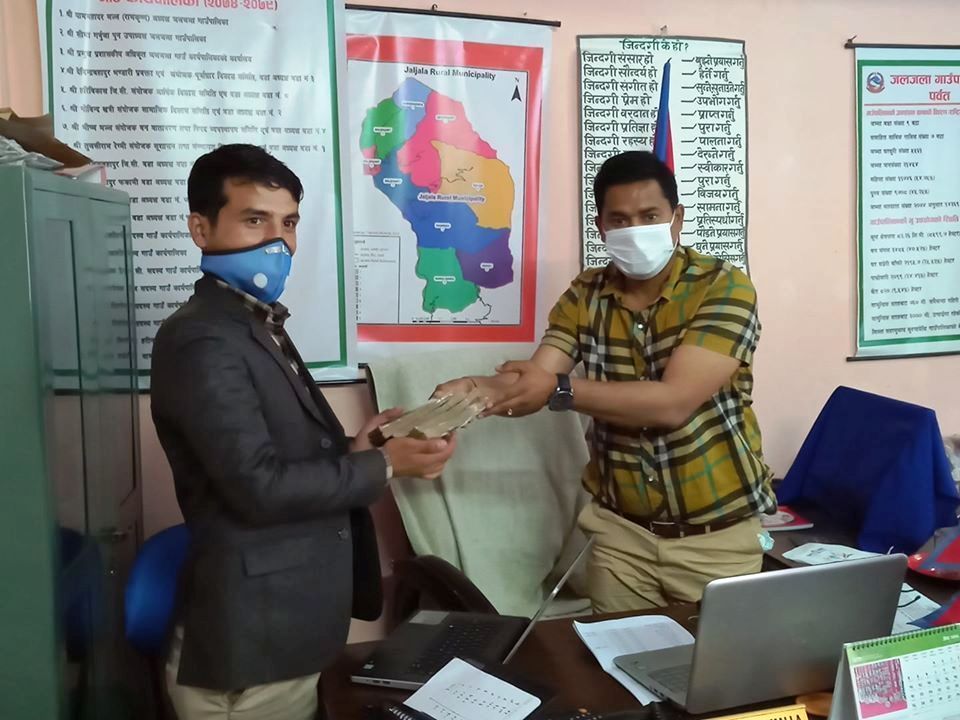 जलजला गाउँपालिकाद्धारा तीस लाखको कोरोना रोकथाम तथा नियन्त्रण कोष ,अध्यक्ष मल्लद्धारा दुई लाख रुपैयाँ बढी सहयोग