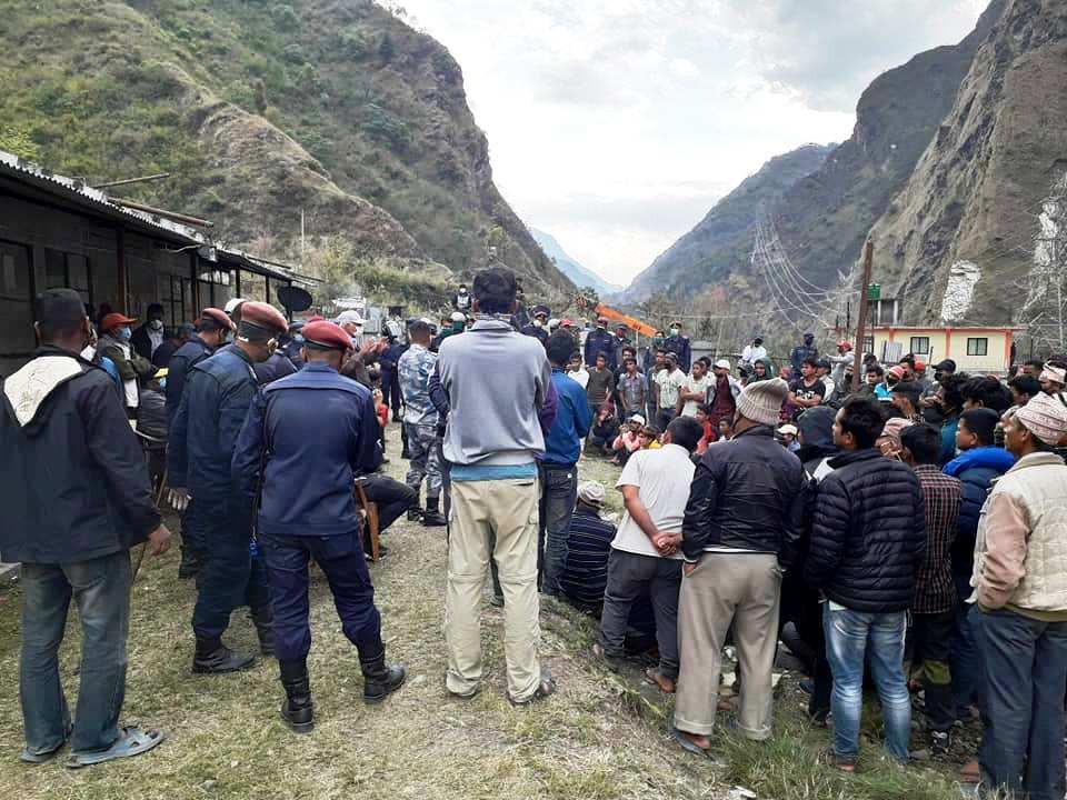 मिस्त्रीखोला जलविद्युत आयोजनामा कार्यरत मजदुर आन्दोलीत