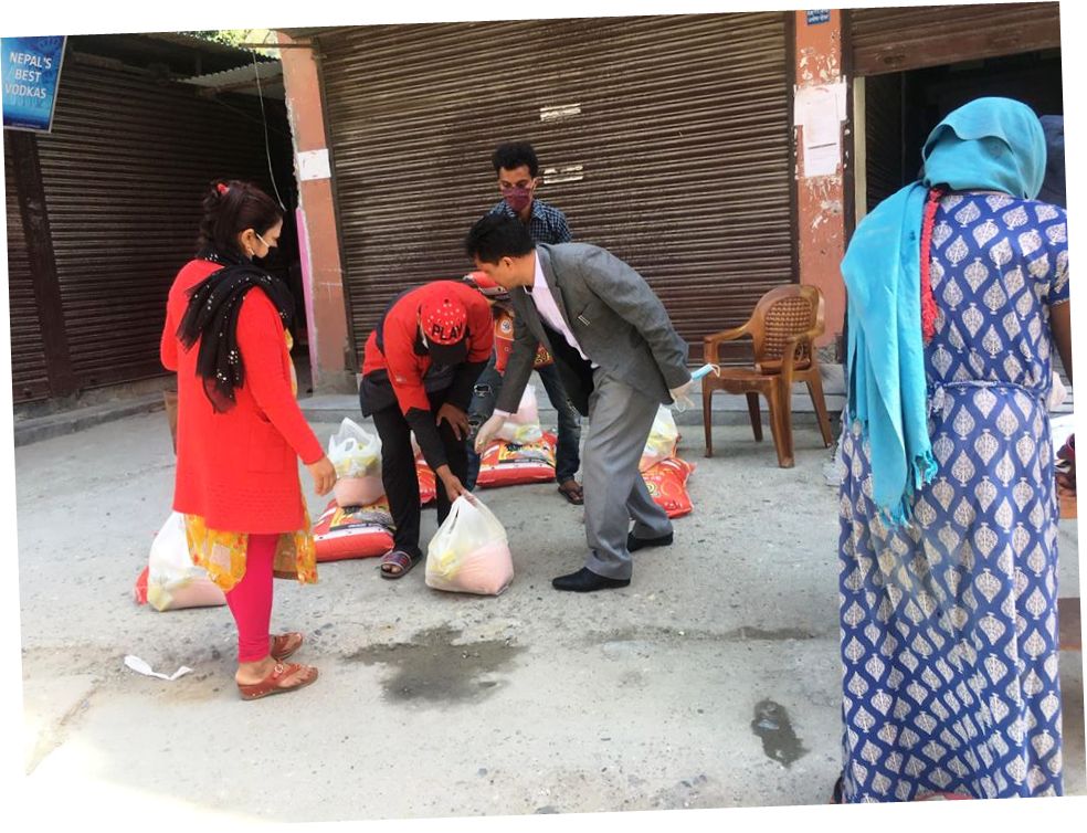 बेनी नगरपालिकामा विपन्न तथा मजदुर परिवारलाई राहत वितरण सुरु
