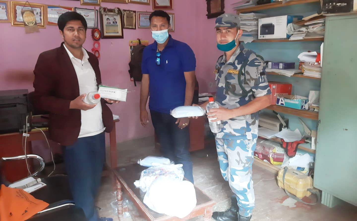 जिसी क्रसरद्धारा सुरक्षाकर्मी, सञ्चारकर्मी र स्वास्थ्यकर्मीहरुलाई स्वास्थ्य सामग्री सहयोग