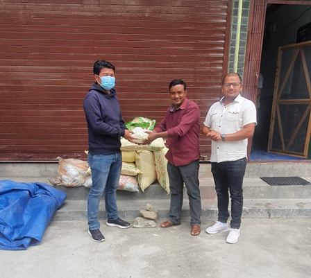 छोराहरुको जन्मदिनमा गाउँपालिकाको खाद्य बैंकलाई खाद्यान्न सामाग्री सहयोग