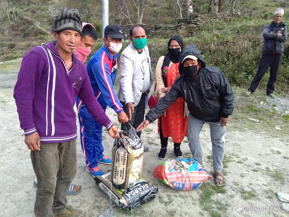 दरबाङ्गका विपन्न तथा मजदुर परिवारलाई खाद्यान्न सामाग्री सहयोग