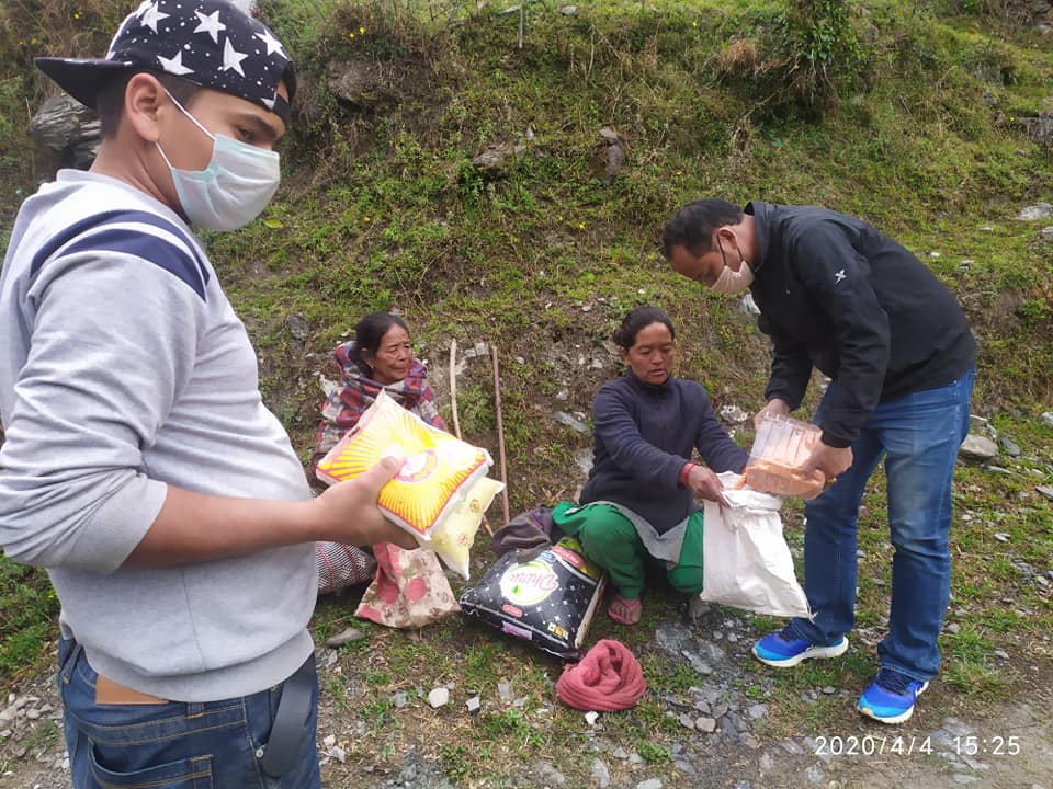 गाउँपालिका अध्यक्ष भण्डारीद्धारा व्यक्तीगत रुपमा विपन्न परिवारलाई चार लाख रुपैयाँ बढीको खाद्यान्न राहत सामाग्री वितरण सुरु