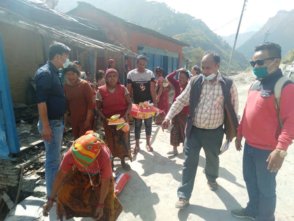 हिमाली सहकारीद्धारा विपन्न परिवारलाई खाद्यान्न सहयोग