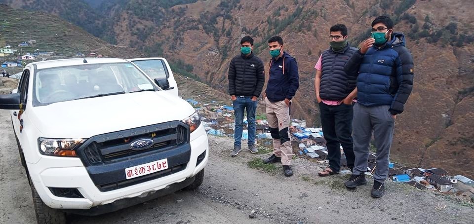 रसुवामा लकडाउनको समयमा पार्वतीकुण्ड पुगेका कर्मचारी स्थानीयको नियन्त्रणमा