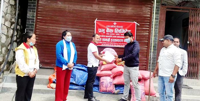 प्रभु बैंक दरबाङ शाखाद्वारा गाउँपालिकालाई खाद्यान्न सयोग