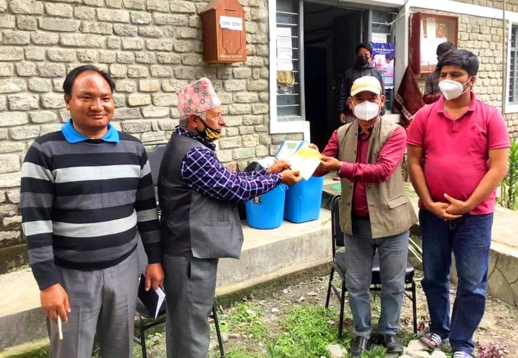 नेकपा मंगलाद्धारा गाउँपालिकालाई आर्थिक सहयोग