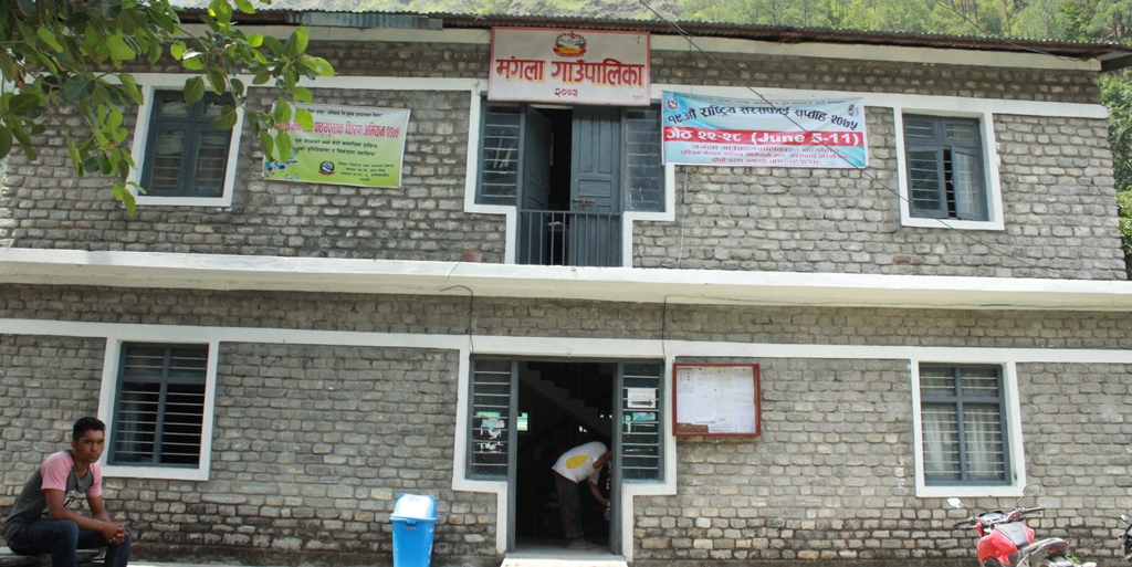 मंगला गाउँपालिकाद्धारा कोरोना रोकथाम गर्न तीस लाख  बिनियोजन,अध्यक्ष रोकाद्धारा एक लाख रुपैयाँ सहयोग