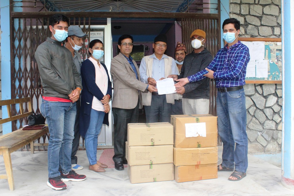पाण्डे मेडिकलद्धारा नगरपालिकालाई एक लाख बढीको औषधी सहयोग