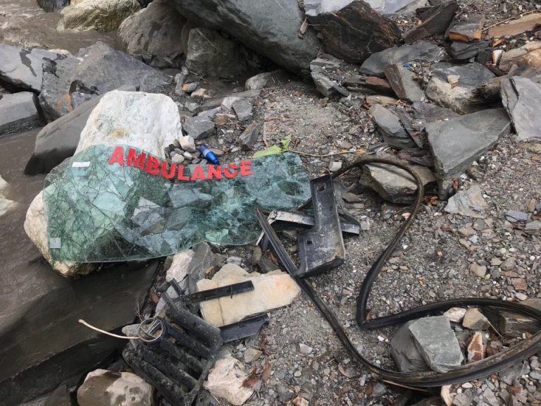 मुस्ताङबाट पोखरातर्फ जाँदै गरेको एम्बुलेन्स कालीगण्डकीमा खस्यो, चालक बेपत्ता