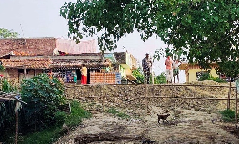 रौतहटमा दशगजा मिचेर बाँध बनाउँदै भारत ,वर्षामा नेपालतिरको भूभाग डुब्ने खतरा
