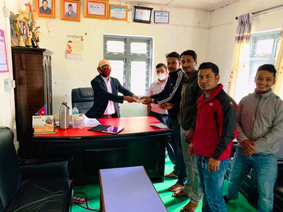 लायन्स क्लव अफ मंगलाद्धारा गाउँपालिकाको कोरोना कोषलाई आर्थिक सहयोग