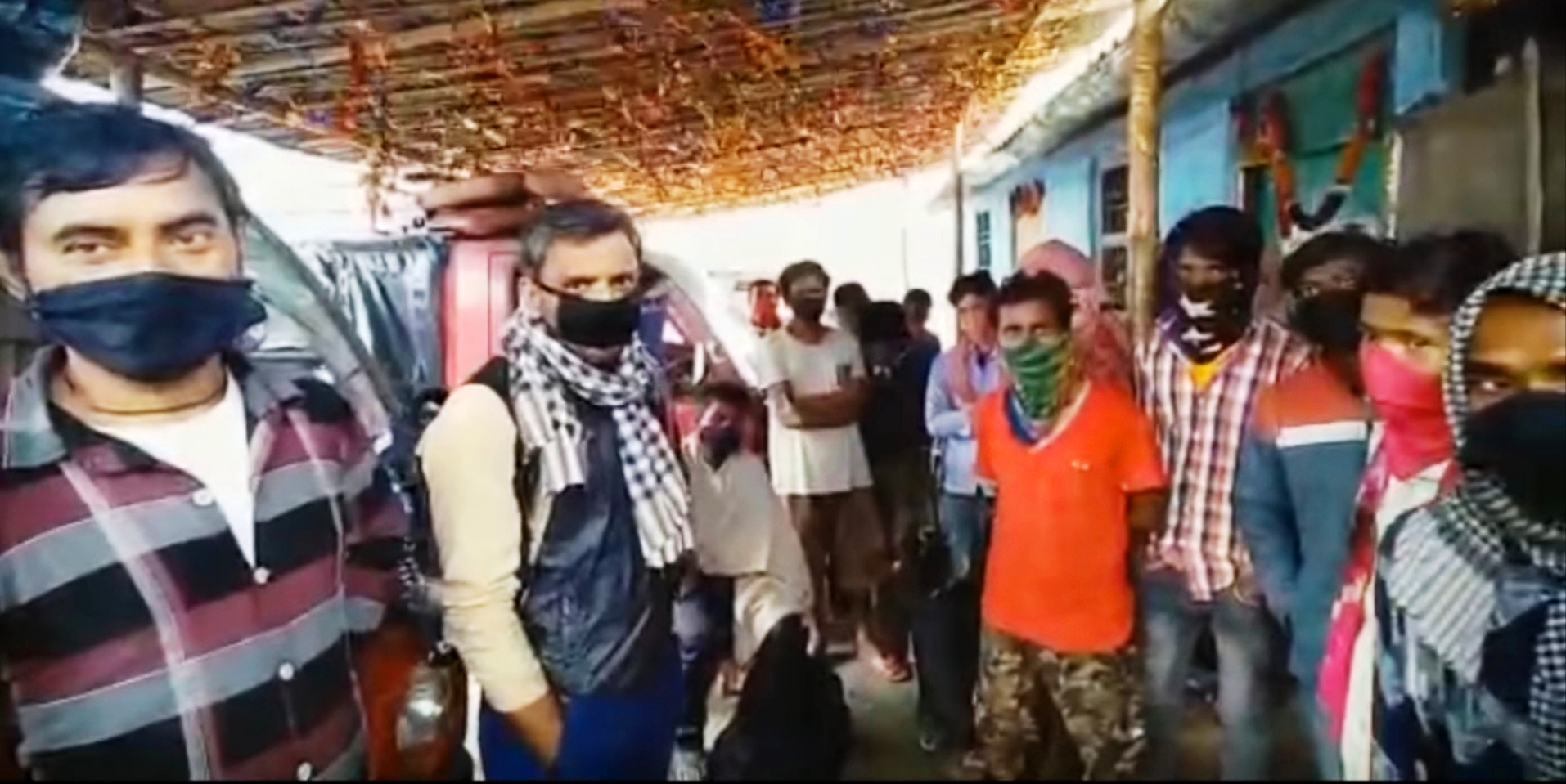 जयनगरमा रोकिएका मजदुरको प्रश्न : भारतमा बस्न दिँदैन, नेपाल छिर्न दिँदैन हामी कहाँ जाउँ ?
