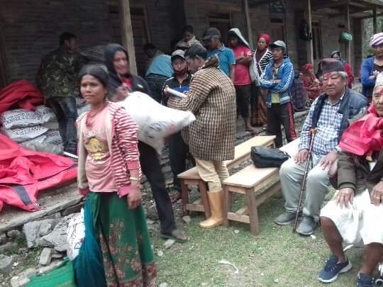 वडा अध्यक्ष शेरचनद्वारा ब्यक्तिगत रुपमा साढे चार  लाख रुपैयाँ बढीको खाद्यान्न बितरण
