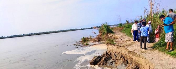 कर्णाली नदीले कटान गर्दा सीमास्तम्भ बगे