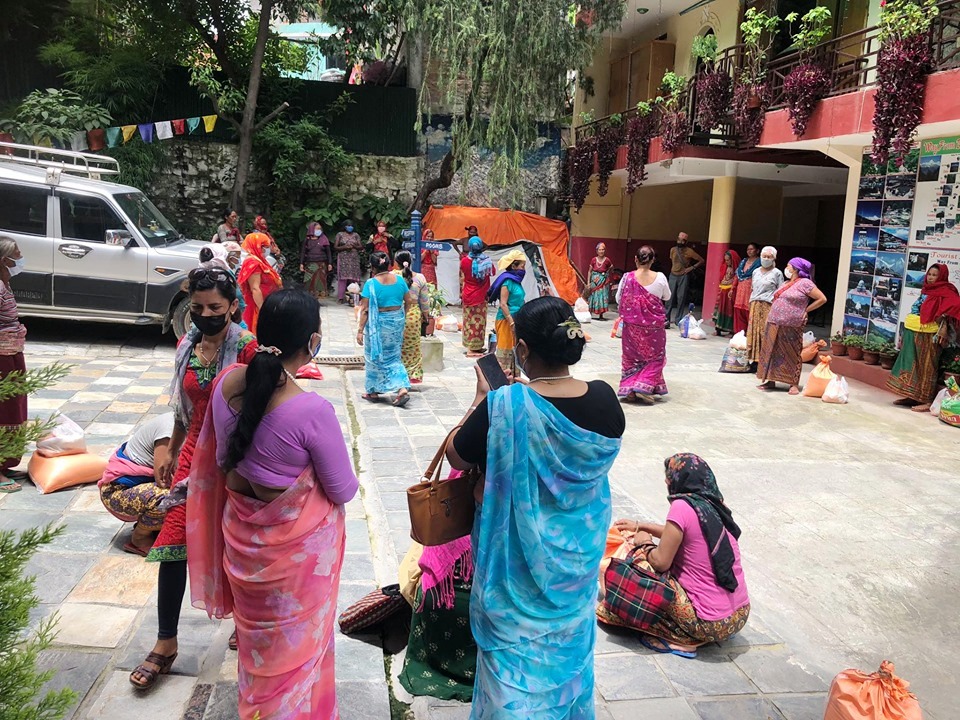 आमाको पुण्यतिथिमा एकल महिला तथा विपन्न परिवारलाई खाद्यान्न वितरण