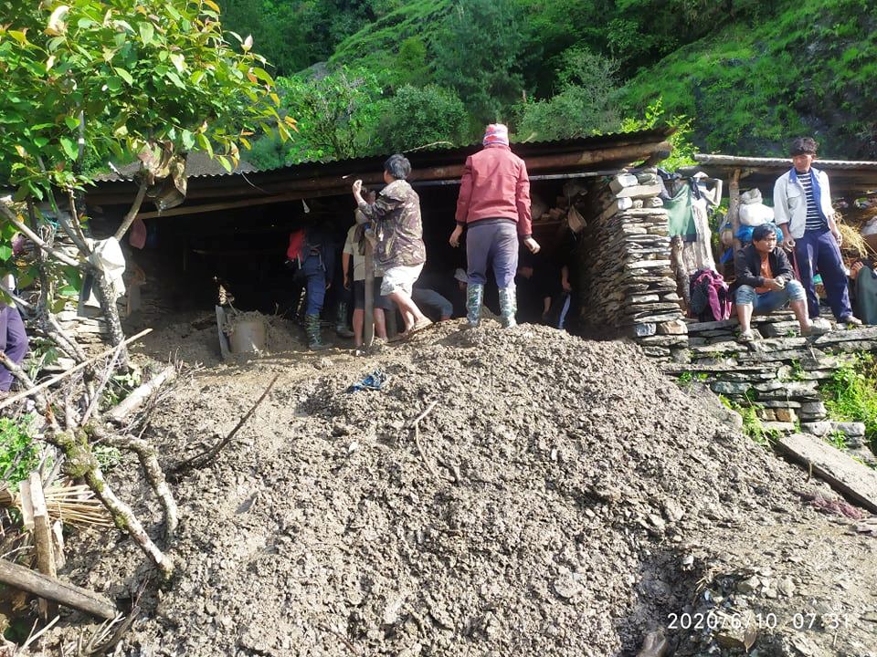 कोटगाउँमा पहिरोले पुरिएर दुई जनाको मृत्यु