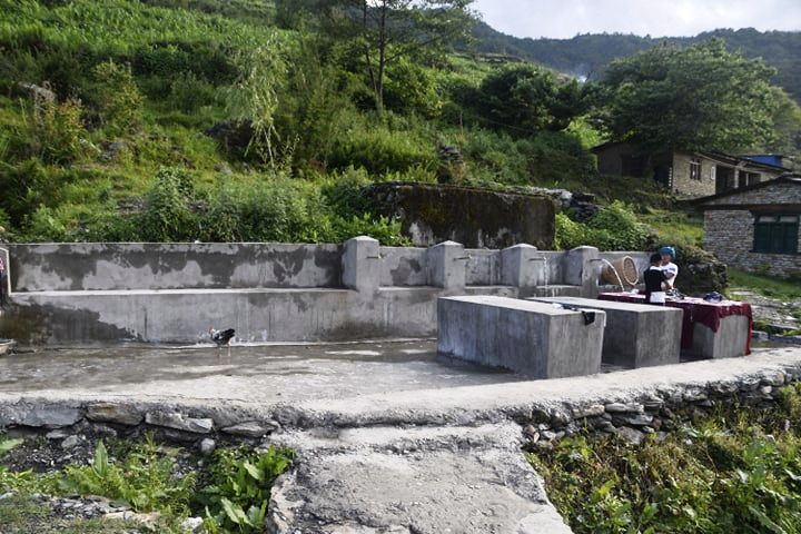 धवलागिरीको मुनामा सार्बजनिक धारा निर्माण