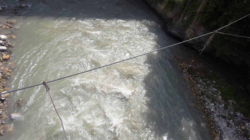 पौडी खेल्ने क्रममा नदिले बगाउँदा क्वारेन्टाइनमा बसेका १९ बर्षिय युवा बेपत्ता