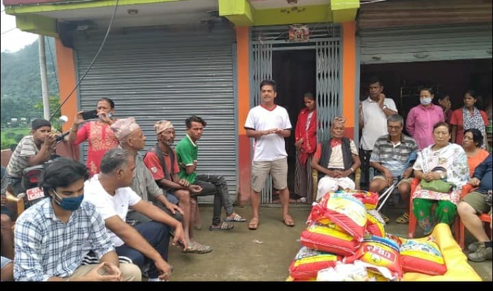 डम्मराका पहिरो पीडित परिवारलाई नेपाली कांग्रेस म्याग्दीद्धारा खाद्यान्न वितरण