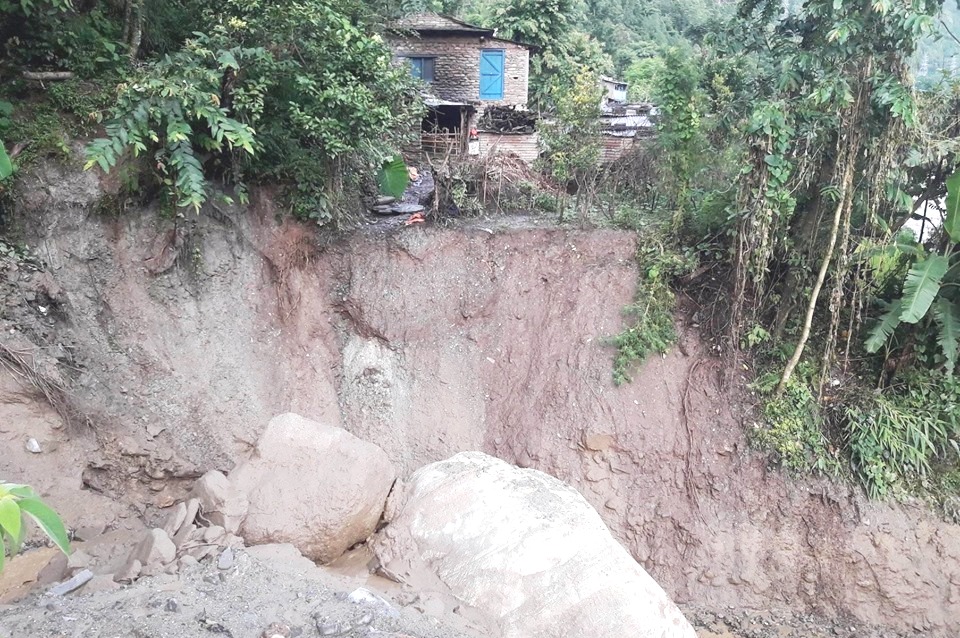 पहिरोले पर्वतको धाइरिङमा २५ घर विस्थापित