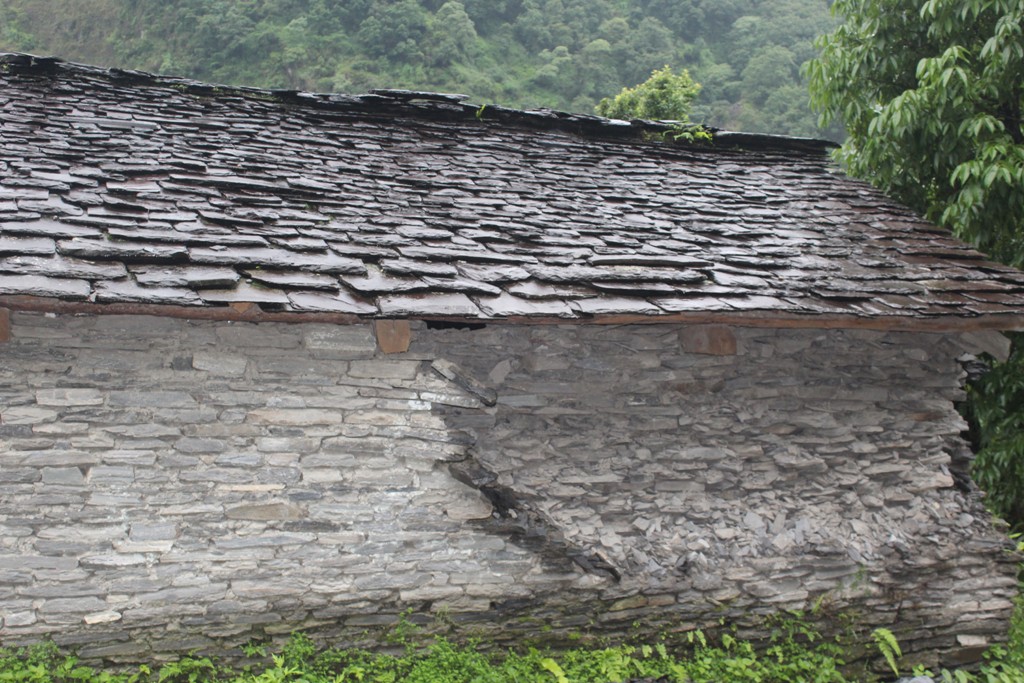 विद्यालय भवनको पर्खाल भत्कियो
