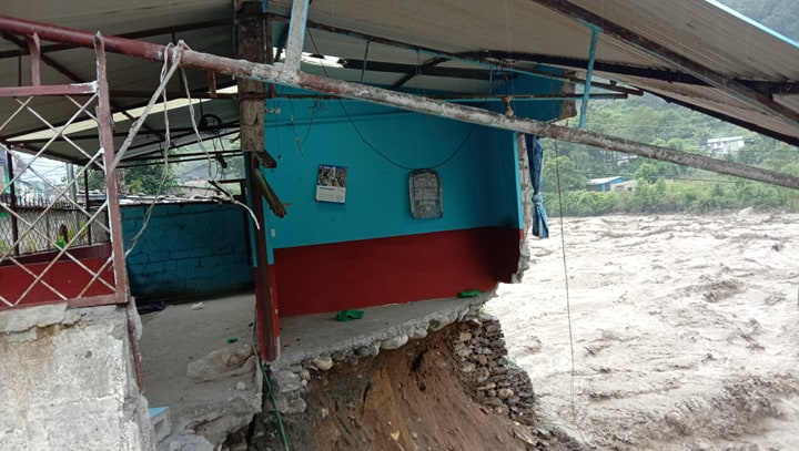 म्याग्दी नदीमा आएको बाढीले प्रहरी विटमा क्षती ,उच्च जोखिममा रहेका ६ घरलाई सुरक्षित स्थानमा सारियो