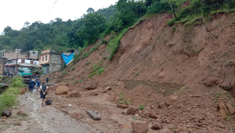 बाढीपहिरो प्रभावितलाई बेनी नगरपालिकाकाद्धारा १० लाख राहत वितरण