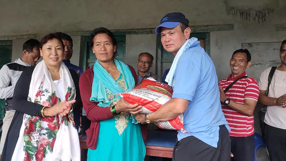 देविस्थानका पहिरो पीडितलाई कांग्रेस म्याग्दीको खाद्यान्न सहयोग ,वडा सदस्य पुनद्धारा घर सहित एक लाख १९ हजार बराबरको सामग्री समुदायलाई हस्तान्तरण