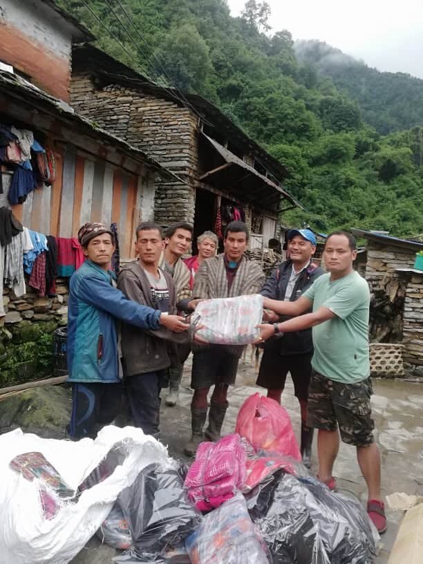 कांग्रेस नेताद्धारा पहिरो पीडितलाई साढे सात लाख रुपैयाँ बराबरको  जिन्सी सामग्री सहयोग