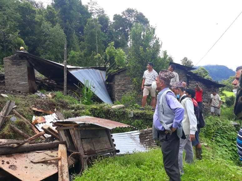 प्रदेश गृहमन्त्री चुमानद्वारा म्याग्दीका पहिरोस्थलको निरीक्षण