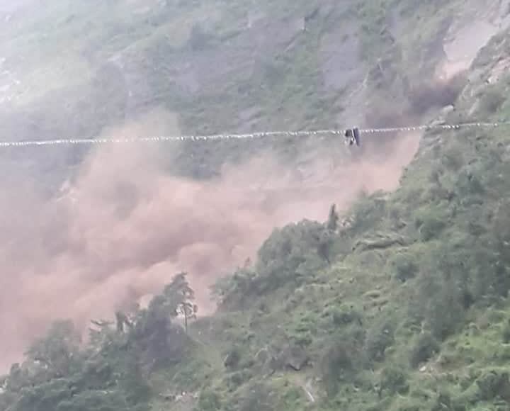 रुप्से झरनामा आएको बाढीले एक होटेल बगायो ,कालिगण्डकी र म्याग्दी नदीको बहाव बढ्यो ( फोटो/भिडियो सहित)