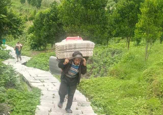 बस्ती माथिबाट पहिरो खस्न थालेपछि उच्च जोखिममा रहेका दोसल्ले तल्लो खण्डका १२ घरपरिवारलाई सुरक्षित स्थानमा सारियो