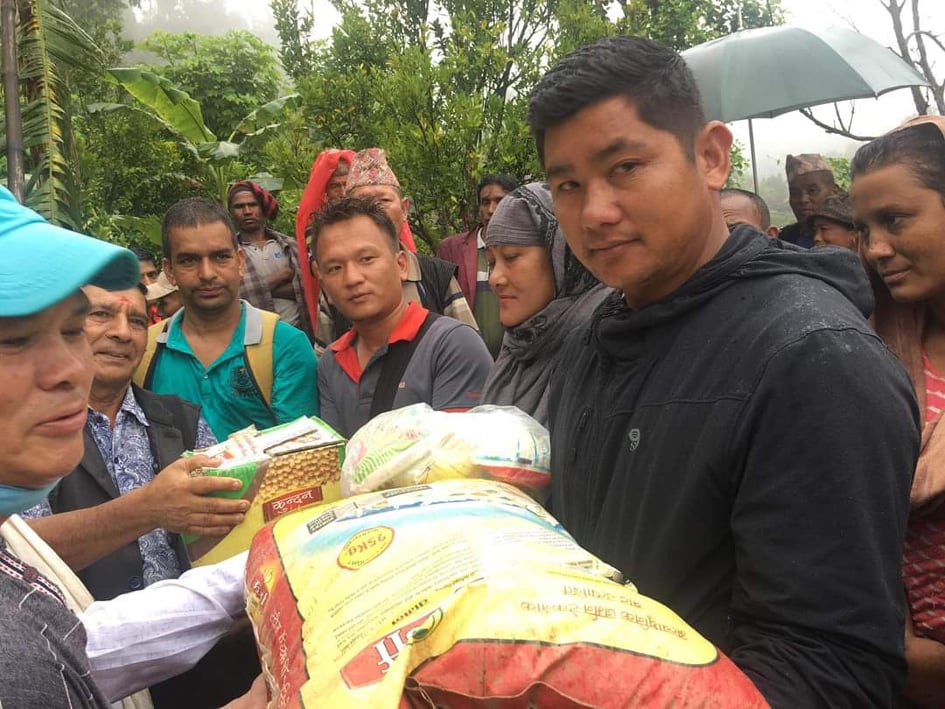 बिम र धारपानीका पहिरो पीडितलाई कांग्रेस म्याग्दीद्धारा ४ लाख ३५ हजार बढीको खाद्यान्न सहयोग