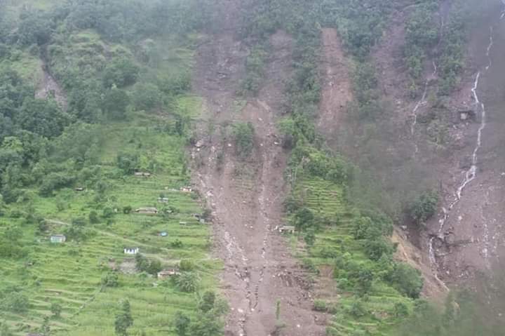 अन्धकारमा पहिरो प्रभावित क्षेत्रका बासिन्दा,जनजीवन कष्टकर
