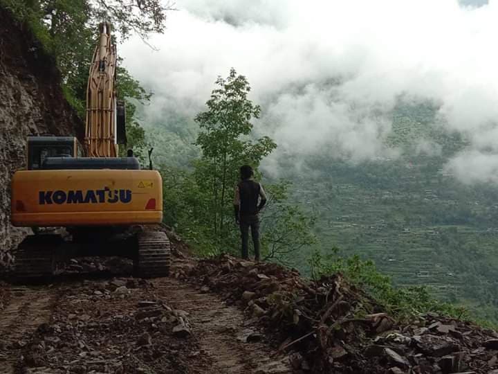 मंगला ४ को न्युखोला महेश सडक निर्माणमा स्थानीयबासीको सहयोग