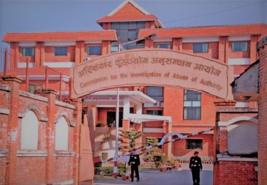 घुस लिएर काठमाडौं हिँडेका खानेपानी संस्थान बुटवलका कार्यालय प्रमुख समातिए