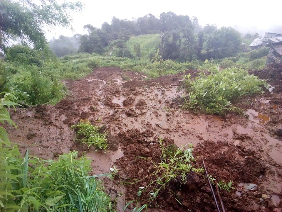 पात्लेखर्कमा पहिरोले दुई घर विस्थापित