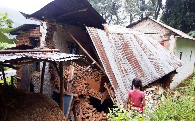 पर्वतमा भुकम्पले एक घर भत्कियो