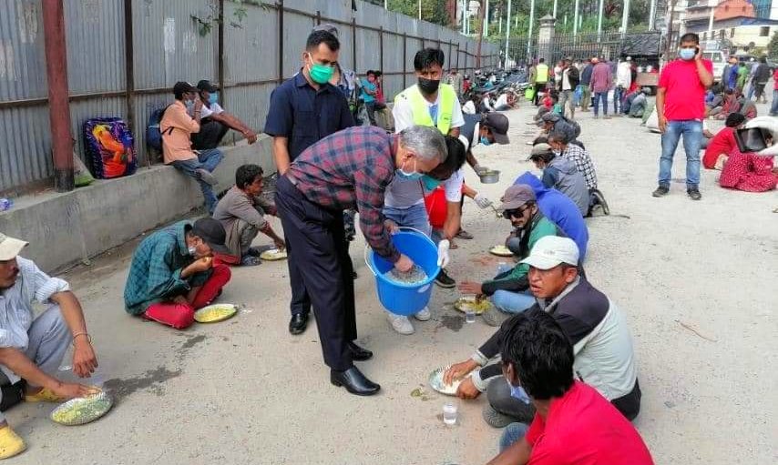 खुलामञ्चमा खाना बाँड्दै पूर्वप्रधानमन्त्री डा.बाबुराम भट्टराई